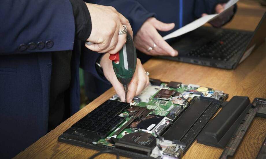 Jak rozpoznać awarię komputera i kiedy warto skorzystać z serwisu?