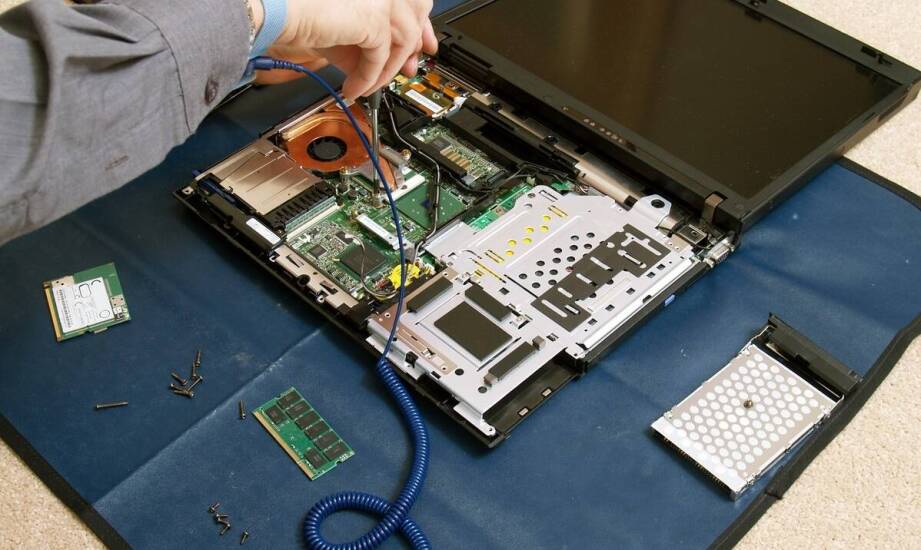 Jak przebiega naprawa komputerów i jakie są etapy diagnozy usterek?