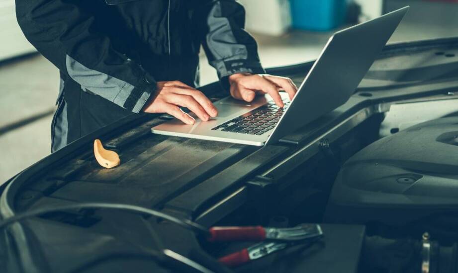 Jak wybrać serwis laptopów? Najważniejsze kryteria i wskazówki przed naprawą