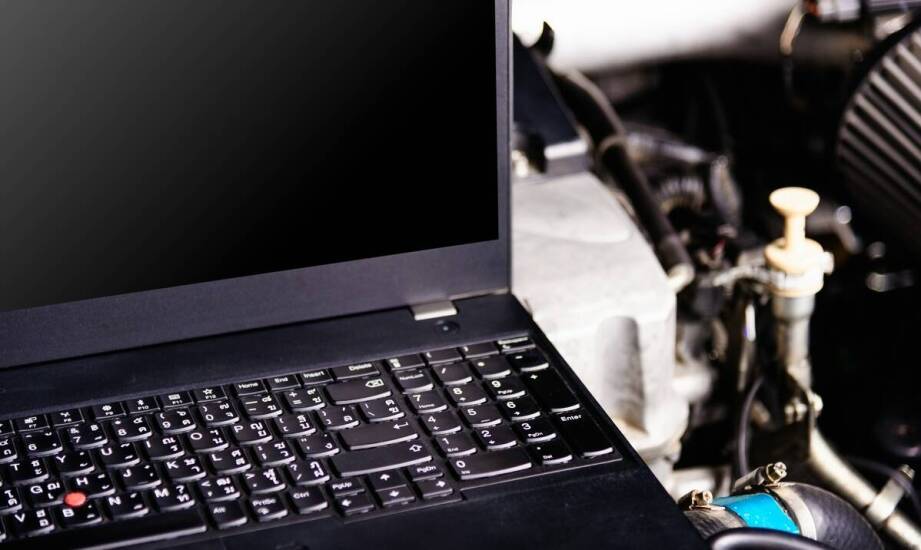 Jakie usługi oferuje serwis laptopów i kiedy warto z nich skorzystać?