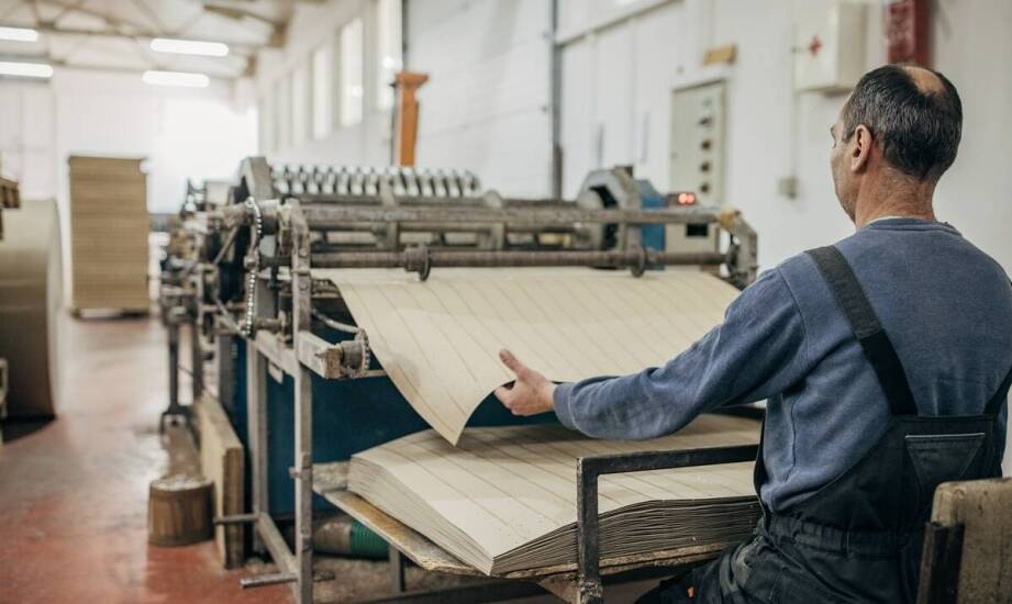 Z czego tworzy się papier? Najważniejsze etapy oraz zastosowania materiału