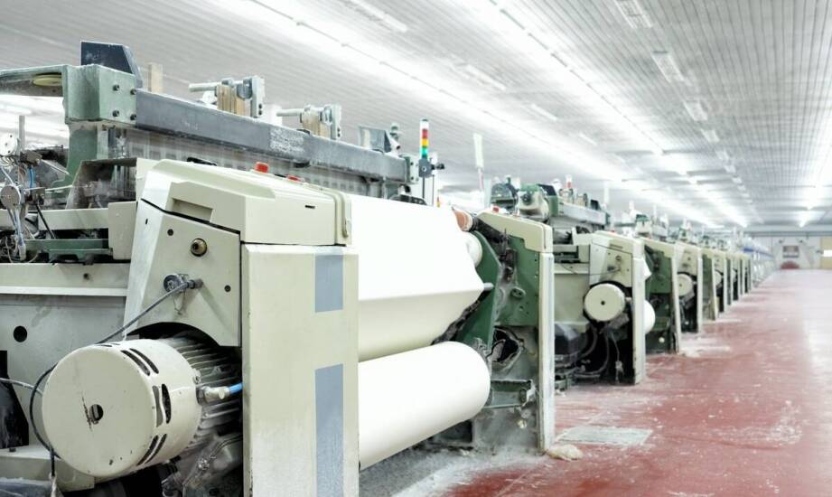 Jak działa fabryka papieru? Najważniejsze etapy i zastosowania produktu