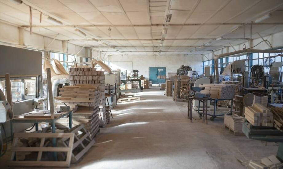 Fabryka tektury – jak powstaje i jaką rolę odgrywa w gospodarce