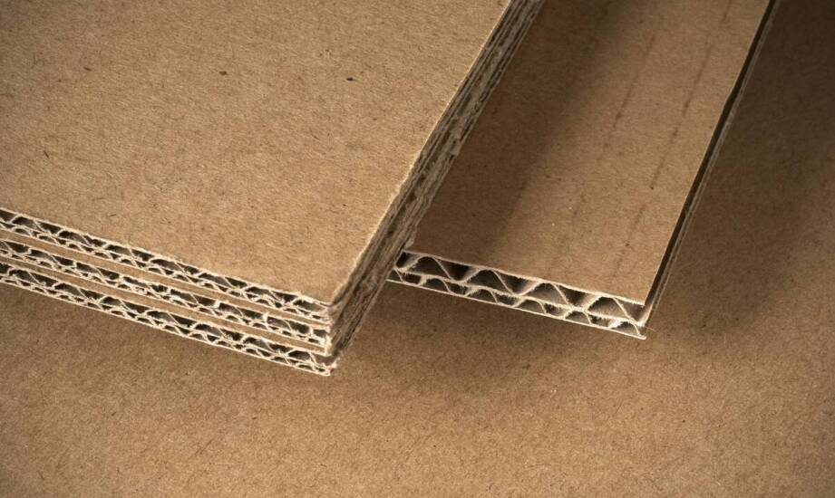 Tektura lita sklejana – zastosowania, proces wytwarzania i zalety materiału