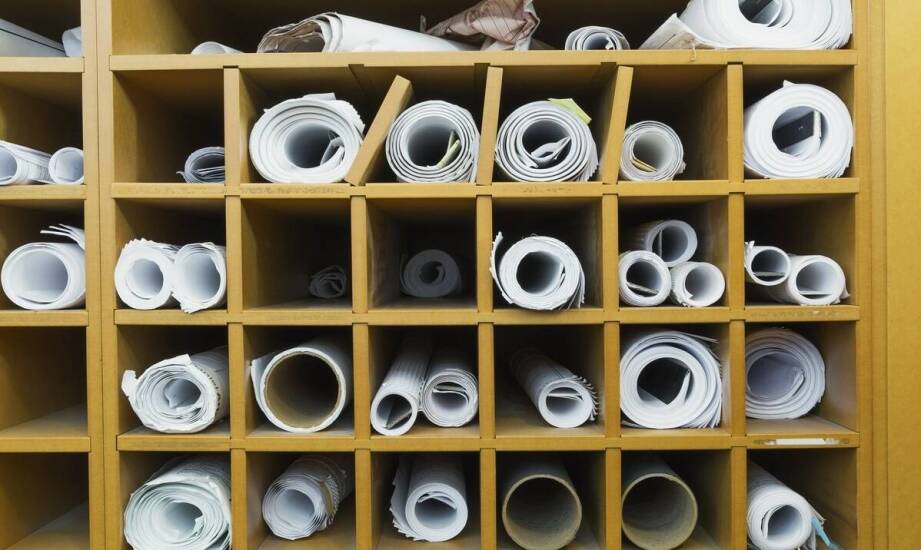 Papier makulaturowy – właściwości, proces powstawania i zastosowanie w branżach