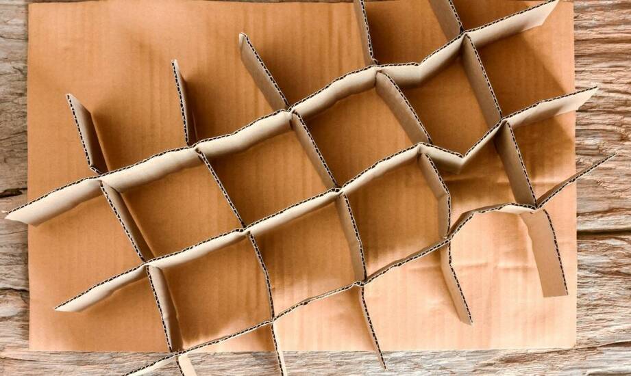 Jak powstaje tektura w arkuszach? Kluczowe etapy oraz możliwe zastosowania