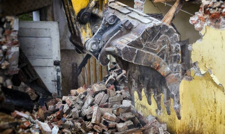 Jak przebiega proces rozbiórki budynków i na co warto zwrócić uwagę