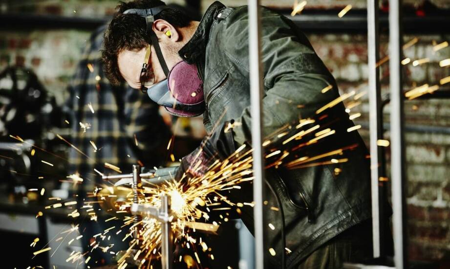 Osłony twarzy a ochrona wzroku i twarzy podczas obróbki ściernej