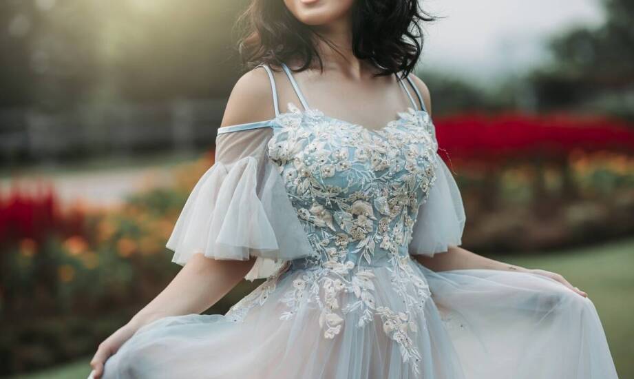 Stylizacje z prostą sukienką na wesele dla mamy – najciekawsze propozycje