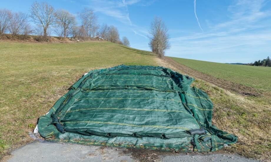Zalety plandek w transporcie odpadów przemysłowych