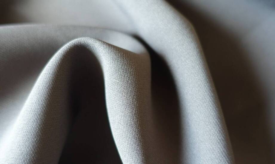 Wpływ elastyczności materiału na komfort noszenia spodni medycznych