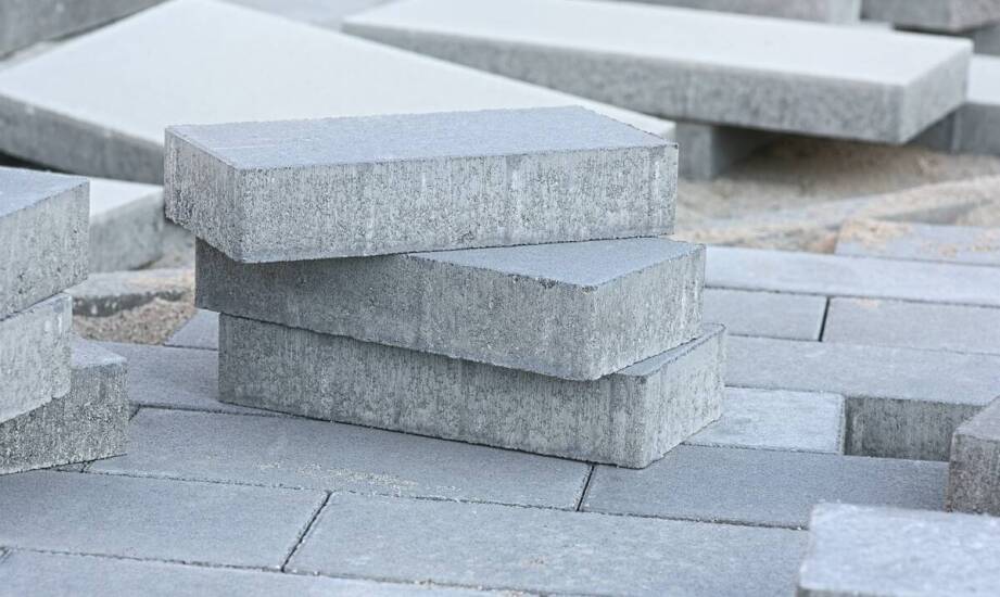 Jak dobór odpowiednich materiałów wpływa na efektywność układania płyt betonowych