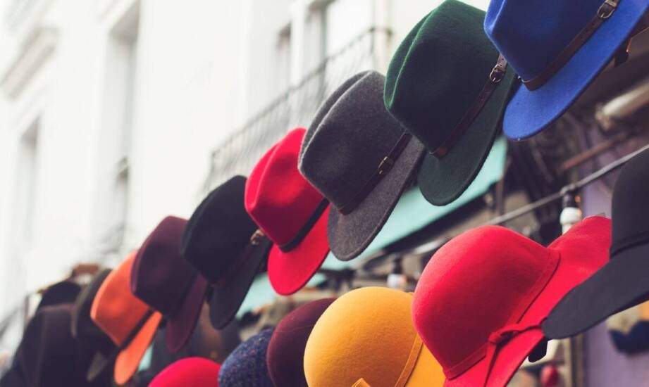 Polskie czapki zimowe damskie – jakie dodatki do nich najlepiej pasują?