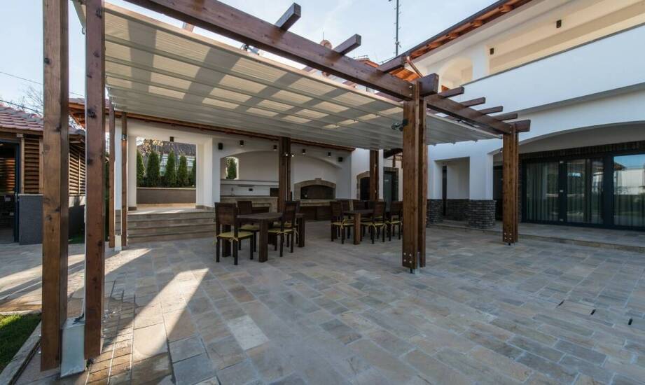 Jakie są dostępne opcje montażu daszków materiałowych na taras?