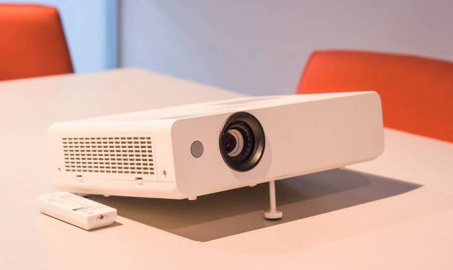 Jakie są najważniejsze parametry techniczne mikrofonu do sali konferencyjnej, które wpływają na jego wydajność?