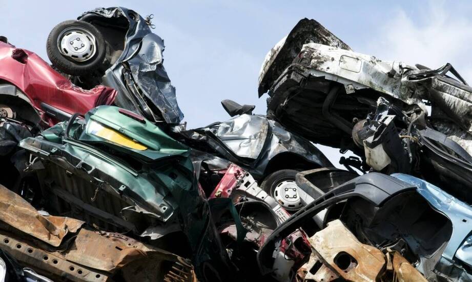 Złomowanie aut a recykling: Kluczowe informacje dla klientów