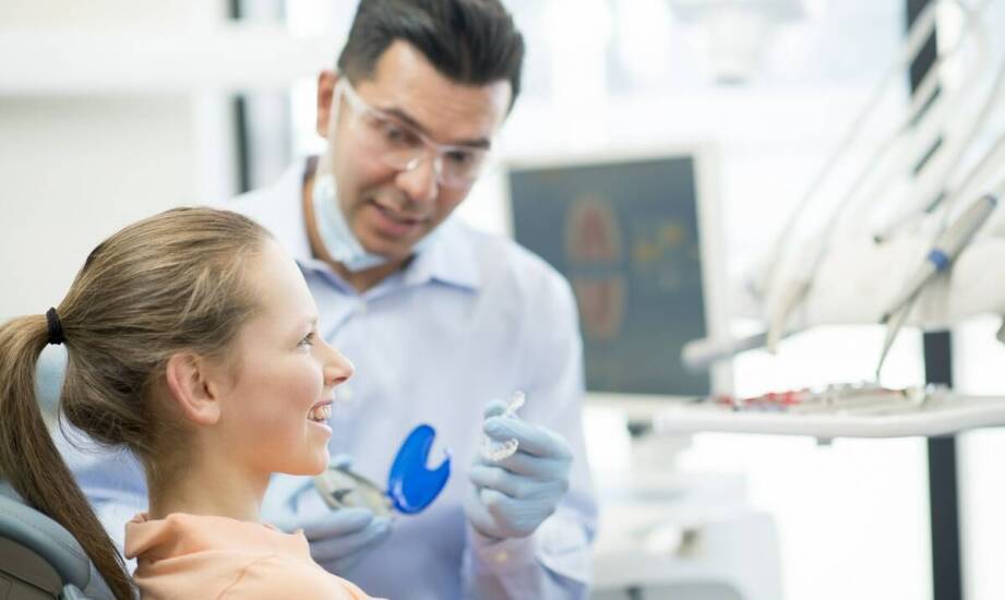 Jak aparaty ortodontyczne przyczyniają się do poprawy zdrowia jamy ustnej?