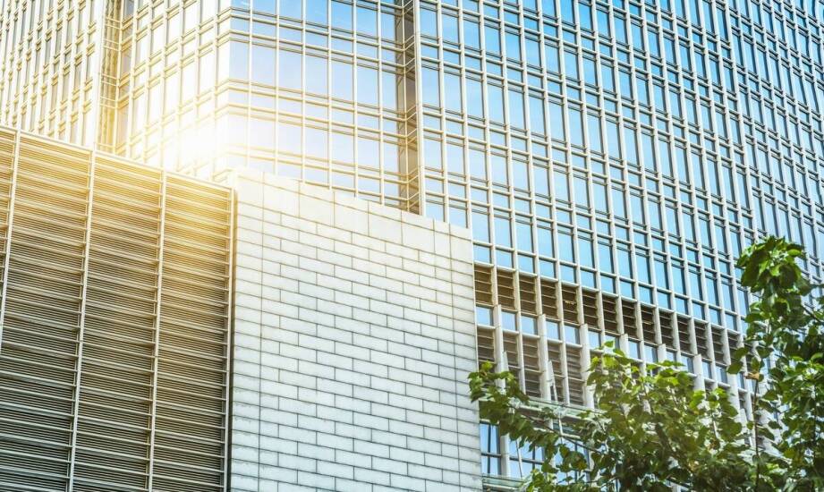 Znaczenie mycia elewacji w kontekście ochrony budynków przed zanieczyszczeniami atmosferycznymi