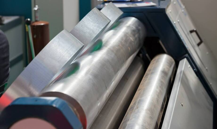 Wpływ innowacyjnych materiałów na jakość wałków metalowych do toczenia