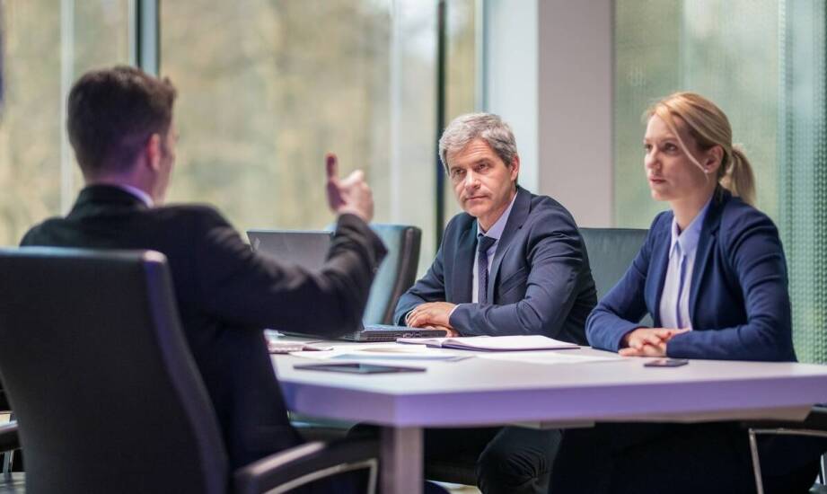 Jak dobry adwokat może pomóc w negocjacjach przedprocesowych?