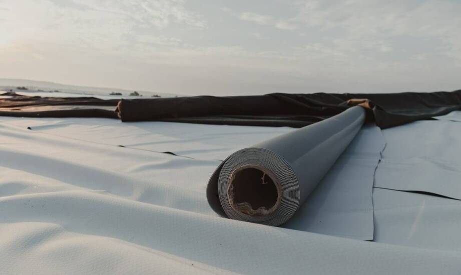 Jak poprawne użycie taśmy dwustronnej do membrany dachowej wpływa na komfort mieszkańców?