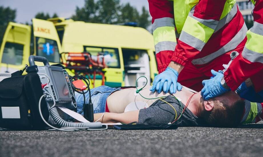 Dlaczego defibrylatory AED są kluczowe dla osób po nagłym zatrzymaniu krążenia?