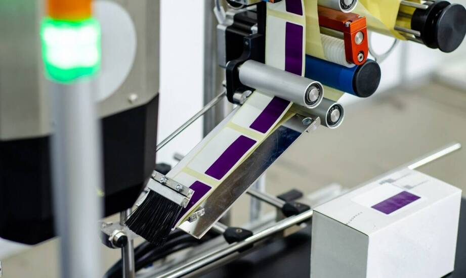 Wpływ nowoczesnych etykieciarek na poprawę identyfikacji produktów w przemyśle