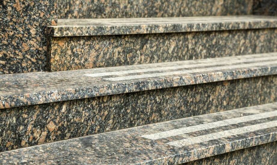 Przewaga elewacji z granitu nad innymi materiałami wykończeniowymi