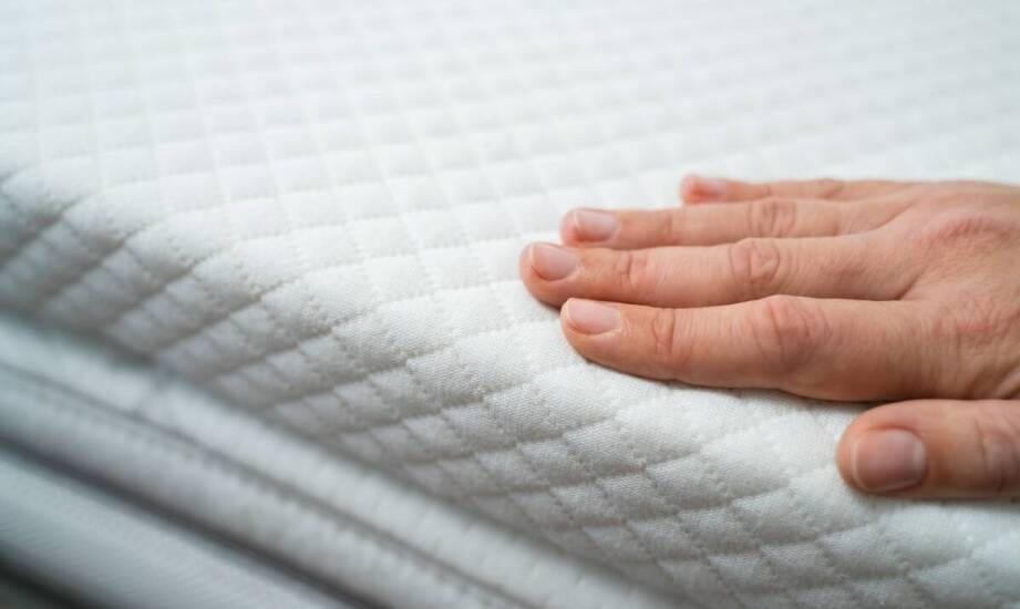 Jakie właściwości posiada szary pokrowiec na materac 90x200?