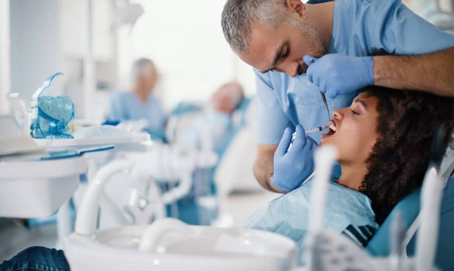 Chirurgia stomatologiczna – jak minimalnie inwazyjne metody wpływają na rekonwalescencję?