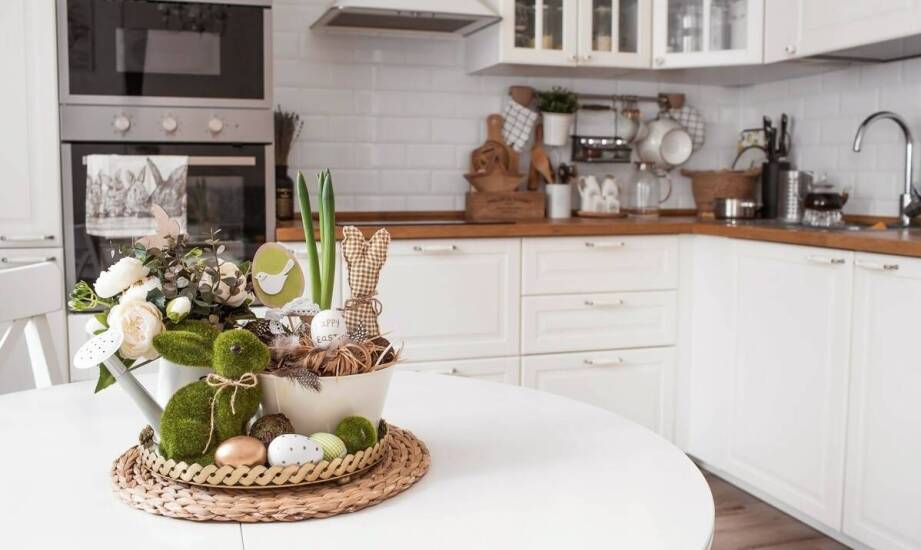 Jakie motywy roślinne można zastosować w dekoracjach na stół wielkanocny?