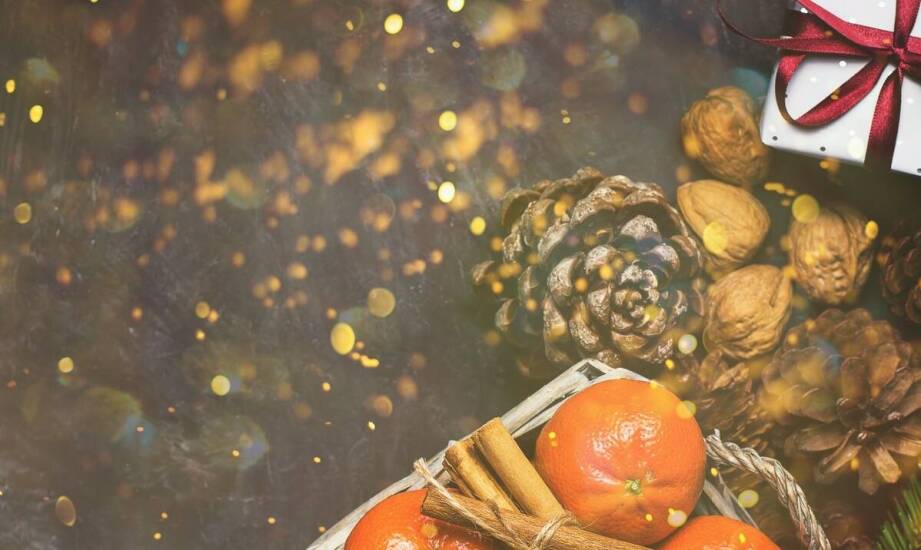 Koszyk granatowy jako część aranżacji świątecznych dekoracji