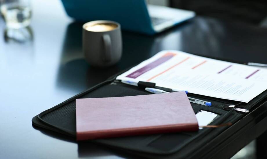 Jakie są kluczowe aspekty projektowania teczek ofertowych?