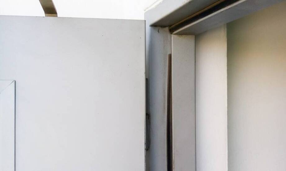 Zalety montażu drzwi wahadłowych jednoskrzydłowych na specjalistycznych zawiasach