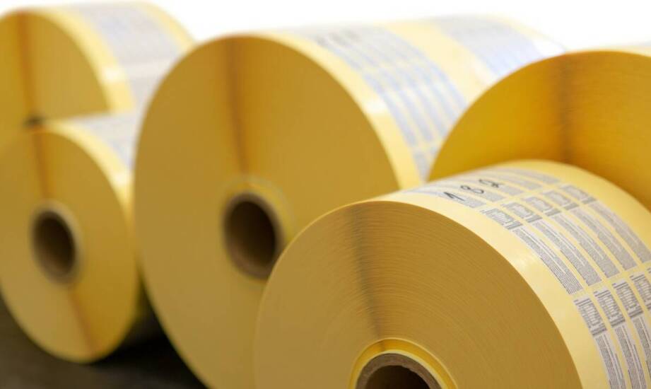 Etykiety samoprzylepne w logistyce – jak poprawiają efektywność?