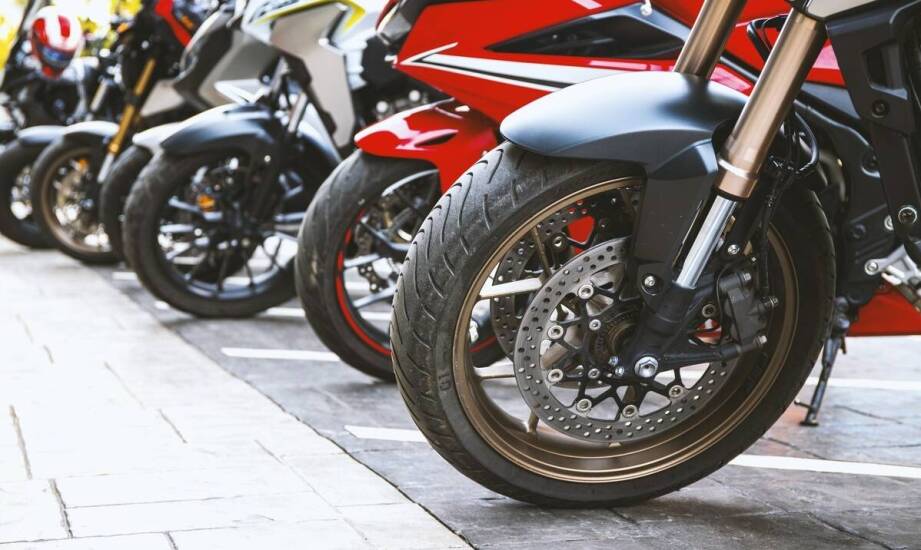 Jakie funkcje wyróżniają model Honda CB1000R w ofercie Otomoto?