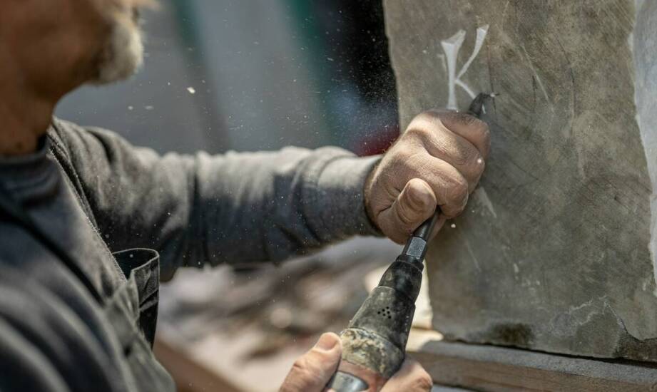 Renowacja nagrobków – na co zwrócić uwagę przy wyborze usług?