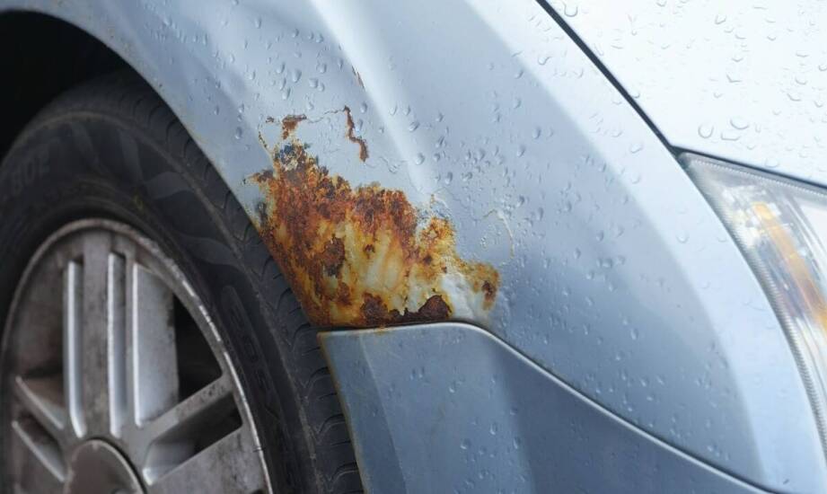 Skuteczne sposoby na ochronę powierzchni przed rdzawymi wykwitami