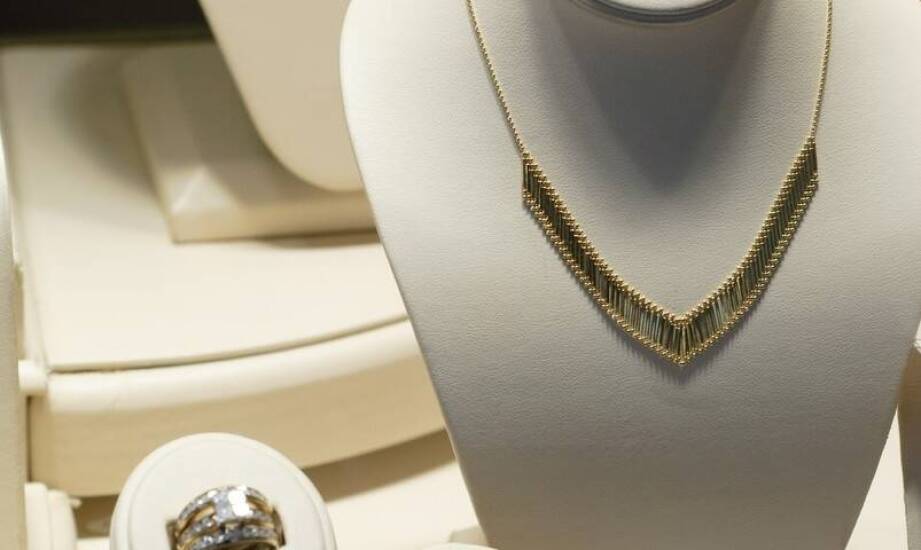 Ekspozytory na naszyjniki – jak zwiększyć ich funkcjonalność w sklepie?