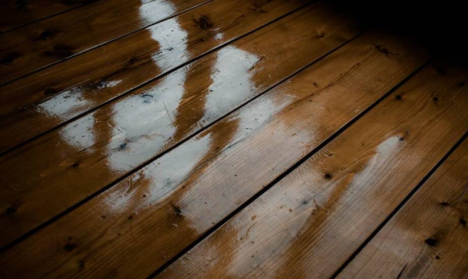 Jak często należy odnawiać powłokę lakierniczą na drewnianych podłogach?