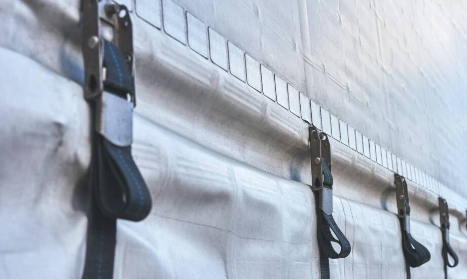 Jakie są zalety stosowania płyt warstwowych w namiotach przemysłowych?