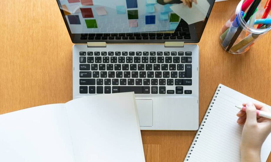 Jakie usługi oferuje wirtualna asystentka w zakresie planowania strategicznego?