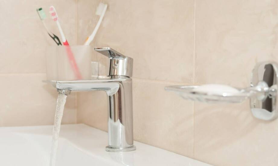 Jak działa napełnianie wanny przez przelew?