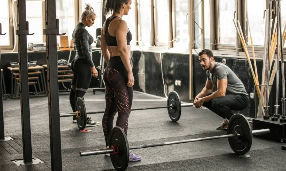 Jak gryf krótki może poprawić technikę w podnoszeniu ciężarów?