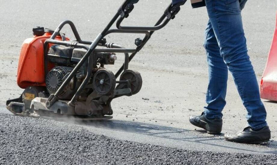 Jakie są korzyści z wykonania podbudowy przed układaniem płyt chodnikowych?