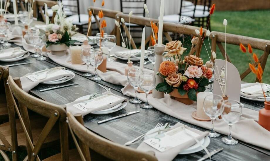 Jakie trendy w modzie ślubnej mogą inspirować stylizacje na randkę?