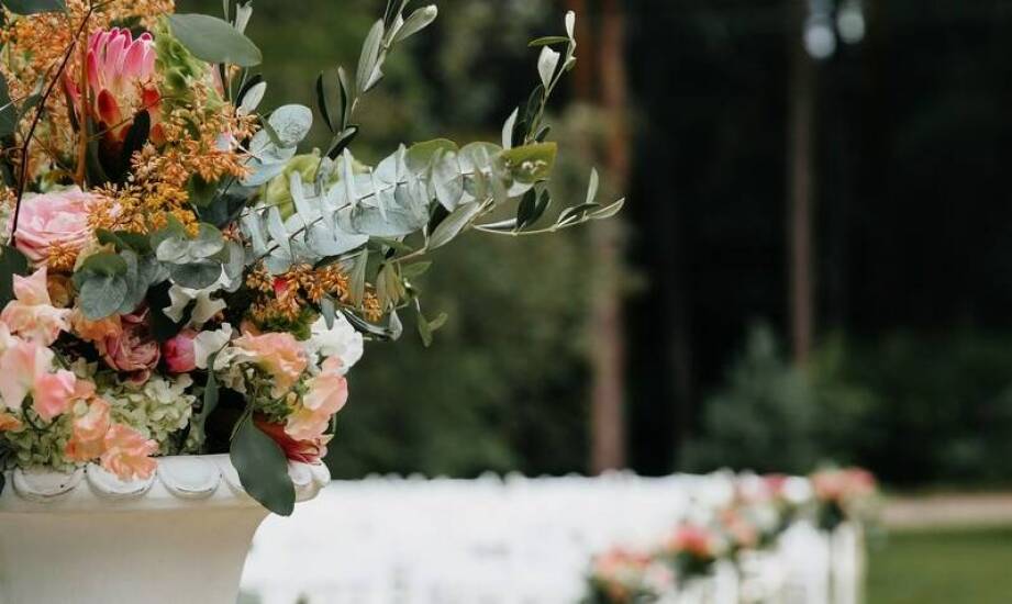 Jakie są korzyści z wynajmu krzeseł i stołów na wydarzenia rodzinne?