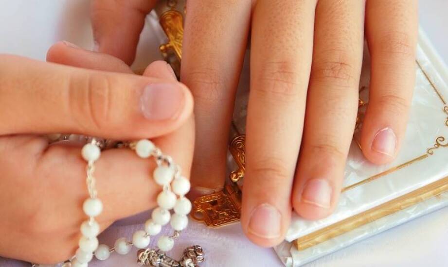 Dlaczego srebrny krzyżyk z grawerem to dobry pomysł na pamiątkę komunijną?