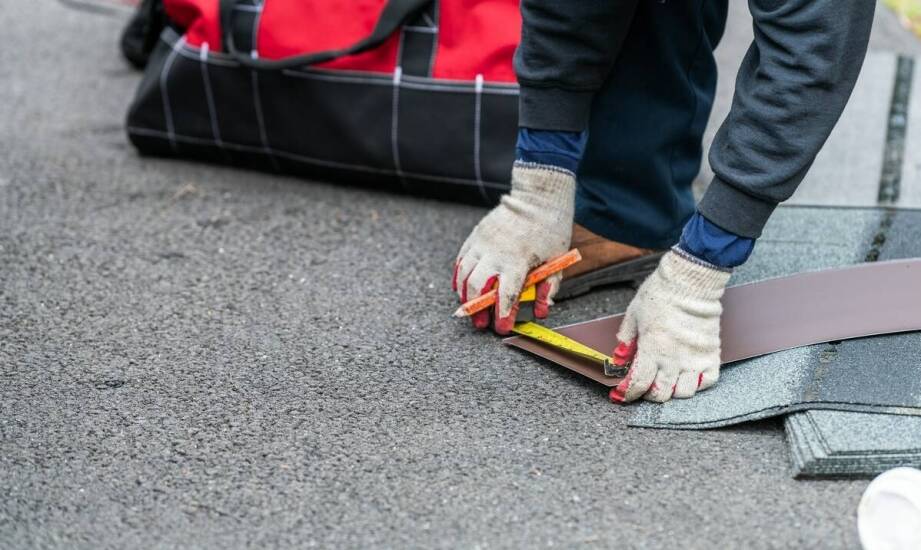 Poradnik: jak prawidłowo zamontować blachodachówki gontopodobne