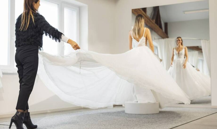 Jak atelier suknie ślubne dostosowują się do potrzeb klientek z całej Polski?